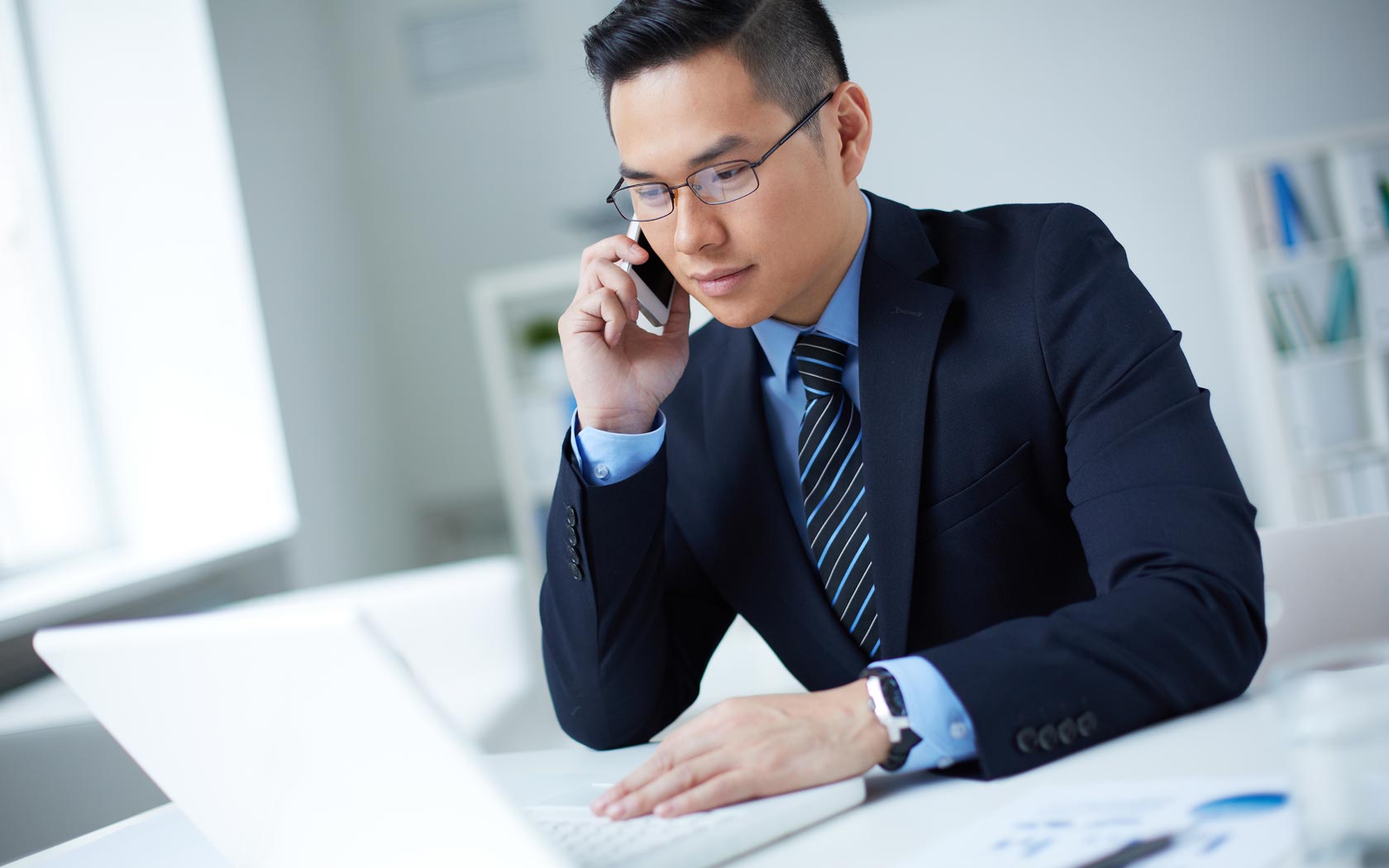 Рабочий азиат. Лицо китайца. Азиат раб. Сотрудники завода. Азиат раб.